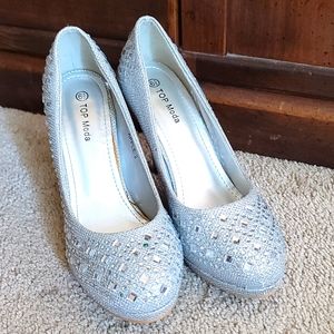 Top moda womans beautiful silver with rhinestone heels. Suze 6.5